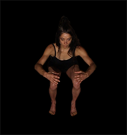 image de Claudie Gatineau en train de danser qui renvoie vers un lien vidéo YouTube de making of de danse du film Trois Cent Mille kilomètres par seconde (300 000 km/s)